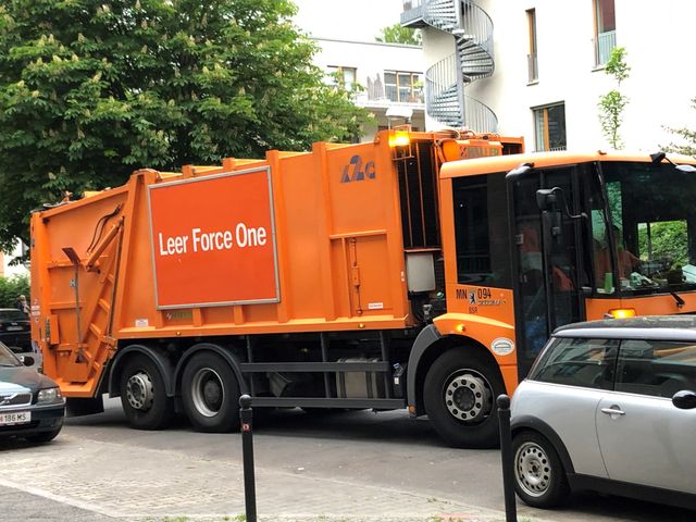 Un camion de ramassage des ordures à Berlin avec un message humoristique sur le côté : "Leer" pour "Vide" suivi de "Force One" tel l'avion présidentiel américain