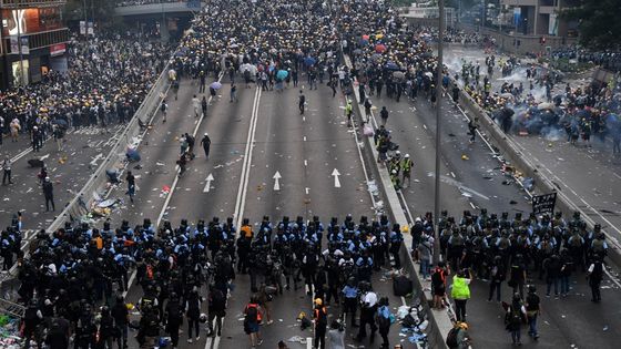 Les manifestants ont bloqué plusieurs artères mercredi 12 juin à Hong Kong en protestation contre un projet de loi autorisant l'extradition vers la Chine ©AFP - Anthony WALLACE
