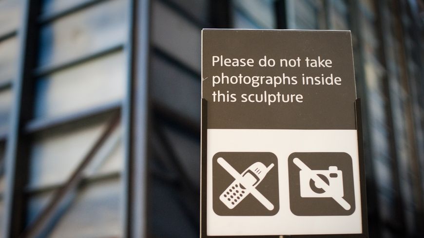 Ne pas faire de photos "dans" la sculpture, une interdiction loufoque ?