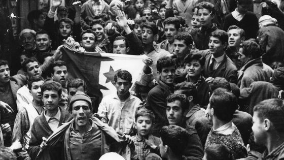 Un groupe de jeunes Musulmans brandissant leur drapeau dans la kasbah après les accords de cessez-le-feu (1962) ©Getty - Keystone