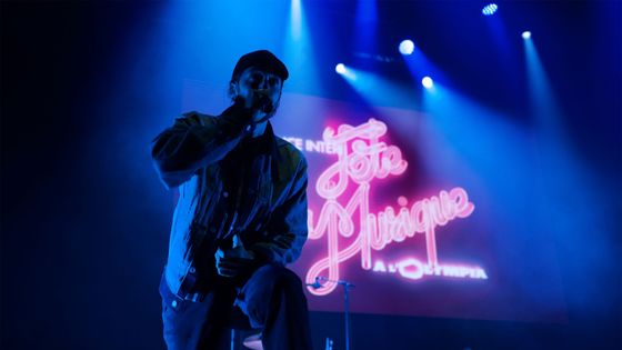 Lomepal sur la scène, en direct de l'Olympia pour la première partie de la soirée sur France Inter ©Radio France - Christophe Abramowitz