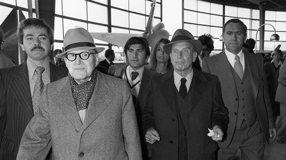 Marcel Dassault, né Marcel Bloch (chapeau gauche), président du groupe aéronautique français Dassault Aviation et député du Val d'Oise arrive avec Pierre de Benouville (chapeau droite) au Salon du Bourget, le 3 juin 1977. ©AFP - LE BOURGET