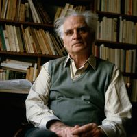 Michel Serres chez lui à Paris, dans sa bibliothèque, en 1985.
