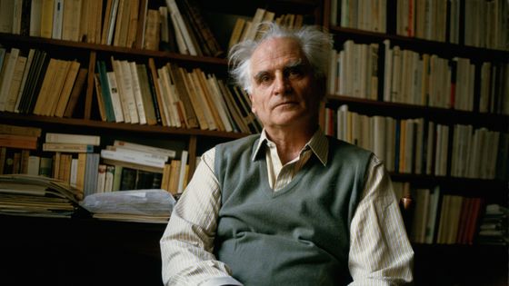 Michel Serres chez lui à Paris, dans sa bibliothèque, en 1985. ©Getty - Mohamed Lounes/Gamma-Rapho