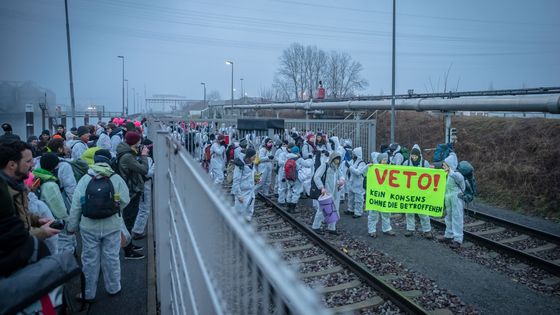 L'organisation Ende Gelände, opposante au charbon, avait déjà une opération contre une centrale allemande en février 2019 ©AFP - Julian Rettig / DPA / dpa Picture-Alliance