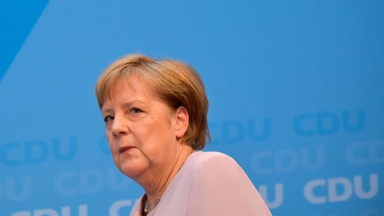 La chancelière Angela Merkel part après une brève déclaration le 2 juin 2019 sur la crise à la tête du SPD. ©AFP - TOBIAS SCHWARZ