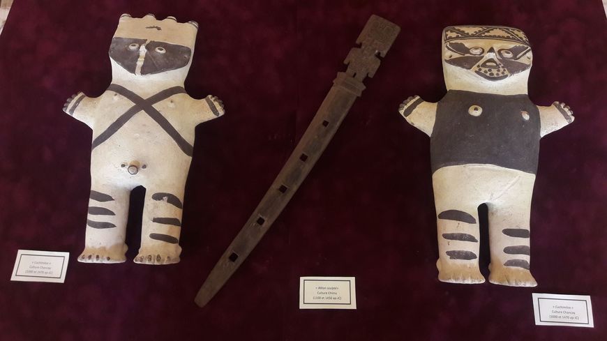 Ces objets avaient été découverts lors du contrôle d’un colis postal en provenance du Pérou pour un particulier en France. Le document les accompagnant les présentait comme des répliques.
