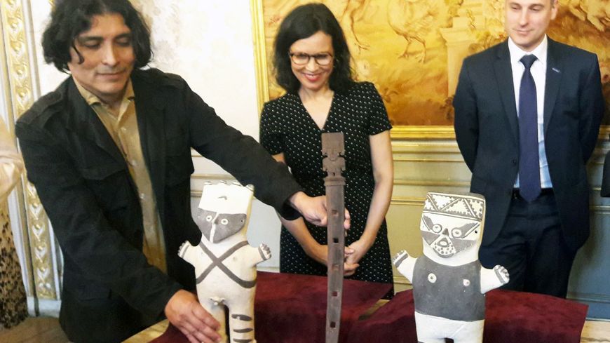 Présentation ce jeudi, à l'ambassade du Pérou à Paris, des trois pièces archéologiques restituées aux autorités péruviennes. Deux statues en terre cuite et un bâton en bois sculpté saisis en mars 2007