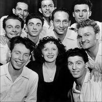 Edith Piaf entourée par "Les Compagnons de la chanson" dans les années 60 à Paris.