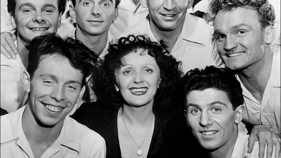 Edith Piaf entourée par "Les Compagnons de la chanson" dans les années 60 à Paris. ©AFP - Archives Afp