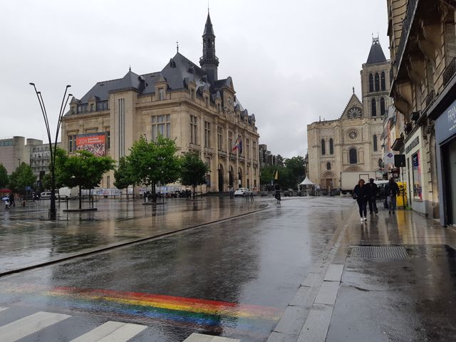 Les passages piétons décorés aux couleurs arc-en-ciel, à l'occasion de la première marche des fiertés des banlieues le dimanche 9 juin à Saint-Denis