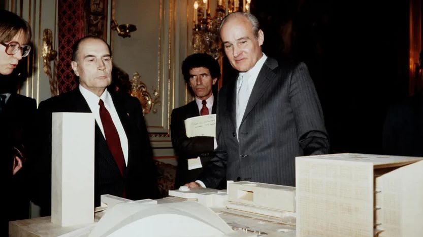 François Mitterrand, Jack Lang et Johan Otto von Spreckelsen devant la maquette de la Grande Arche le 26 février 1985