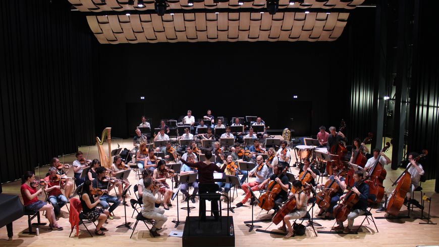 Debora Waldman et l'Orchestre Victor Hugo répètent la symphonie de Charlotte Sohy.