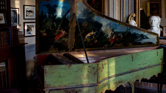 Clavecin vert avec une peinture figurative, sur lequel Scott Ross a enregistré une partie de l'intégrale des sonates de Scarlatti ©Radio France - Guillaume Decalf