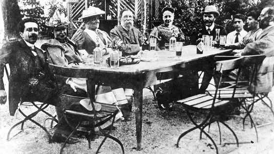 Marcel Proust prenant l'apéritif avec des connaissances ©AFP - George Rinhart