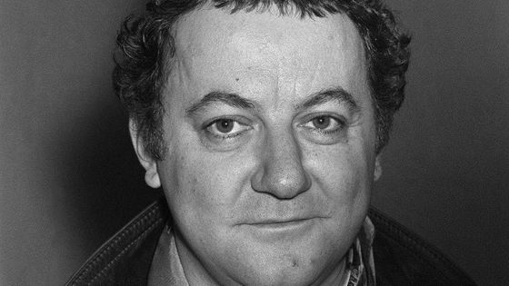 L'humoriste français Coluche, candidat aux élections présidentielles, donne une conférence de presse à Paris le 9 février 1981 ©AFP - PATRICK DE NOIRMONT