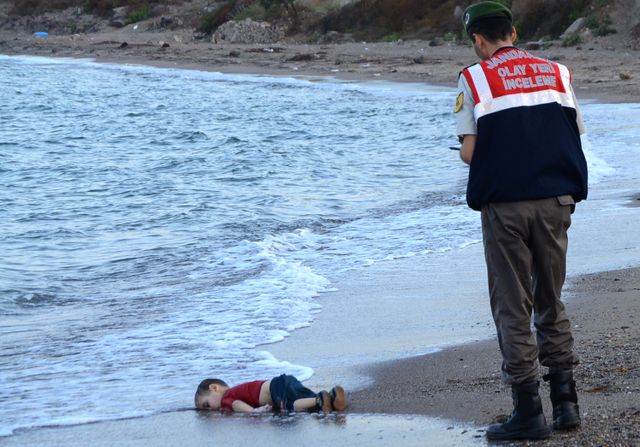 La dépouille du petit Aylan, retrouvé sur une plage de Turquie.
