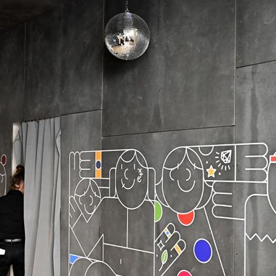 Une employée de Google lors de l'inauguration du nouveau bureau de la firme californienne à Berlin le 22 janvier 2019.