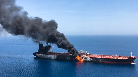 Photo fournie à l'AFP par l'agence de presse iranienne ISNA qui montrerait le tanker norvégien Front Altair en feu dans le Golfe d'Oman après une attaque ©AFP - ISNA