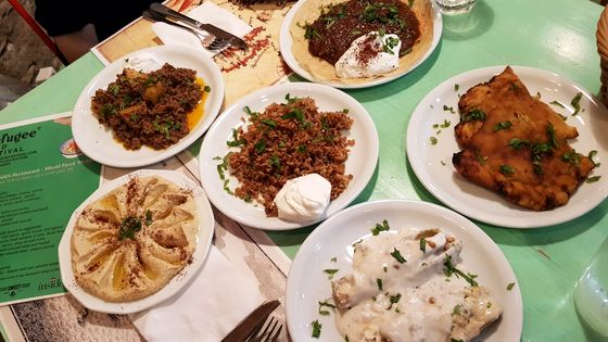 Plats traditionnels du Pakistan, de la Syrie et de l'Afghanistan durant le "Refugee food festival" à Mytilene sur l'île de Lesbos le 20 juin 2018. ©AFP - © Anthi Pazianou