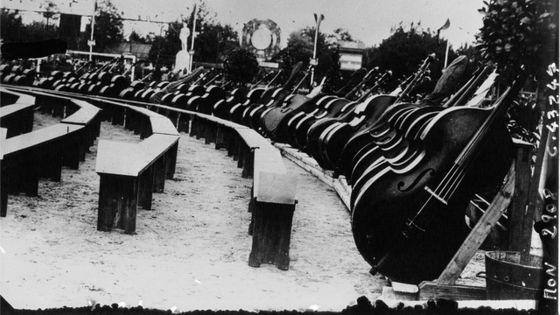 La rangée de contrebasses après la répétition générale à Budapest d'un nouvel orchestre de 1200 musiciens tziganes. Photo de presse / Agence Mondial - 1932 - Gallica - BnF