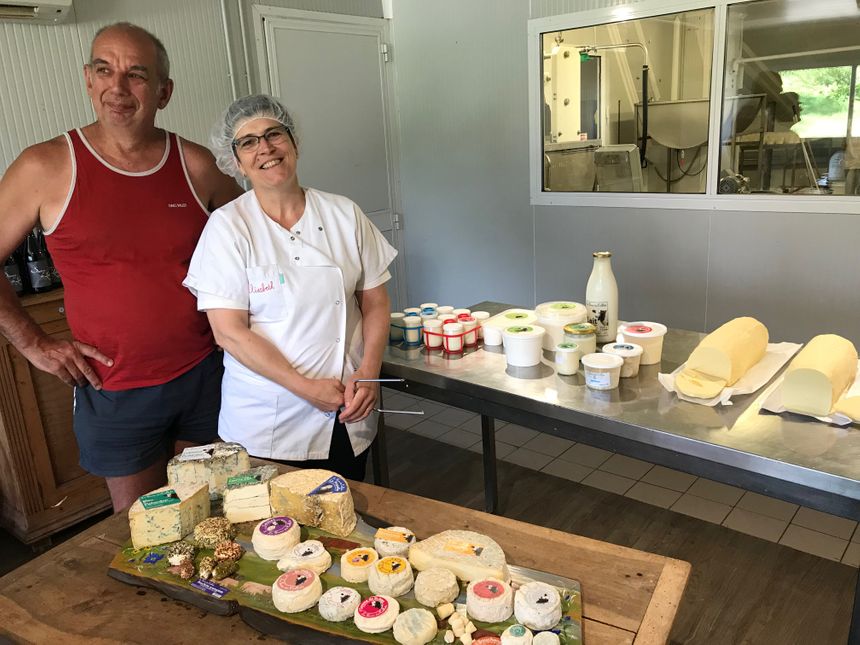 Claude et Elisabeth Chaléon de la "Ferme des Caillats" ...et leurs fromages...