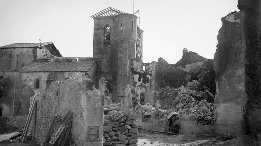 Parmi les 350 femmes et enfants enfermés dans l'église, seule Marguerite Rouffanche, âgée de 47 ans, parvient à s'échapper ; son mari, son fils, ses deux filles et son petit-fils âgé de sept mois font partie des victimes