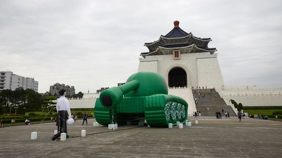 Installation artistique représentant 'L'Homme de Tiananmen' de l'artiste taïwanais Shake à Taïwan. ©AFP - Bloomberg
