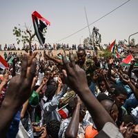 Un soldat rejoint des manifestants à Khartoum le 18 avril 2019