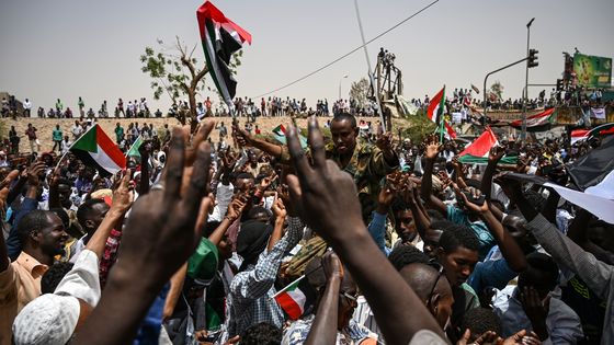 Un soldat rejoint des manifestants à Khartoum le 18 avril 2019 ©AFP - Ozan Kose