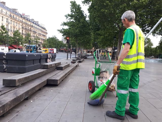 Les employés de la ville de Paris ramassent les mégots un lendemain de fête.