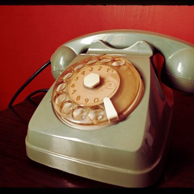 Un vieux téléphone en Bakélite, le premier "plastique" industriel