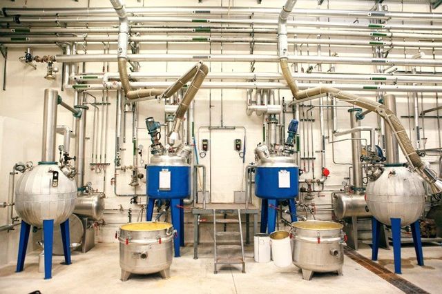 Le laboratoire Monique Rémy (IFF) à Grasse où la concrete est transformée en absolue