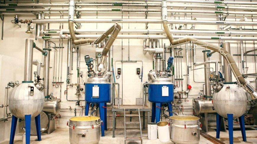 Le laboratoire Monique Rémy (IFF) à Grasse où la concrete est transformée en absolue