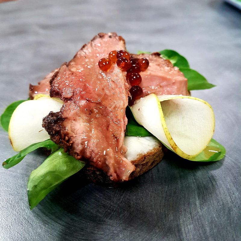 Toast Magret de Canard, Poire, Fromage frais, Mâche et Perles de vinaigre balsamique