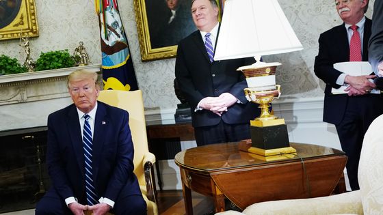 Donald Trump dans le bureau ovale avec Mike Pompeo et John Bolton ©AFP - MANDEL NGAN