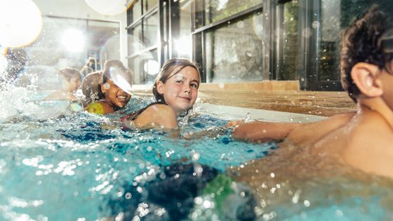 Enfants dans une piscine ©Getty - Westend61