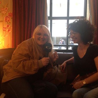 Lola Dubini au micro de Yasmina Benbekaï
