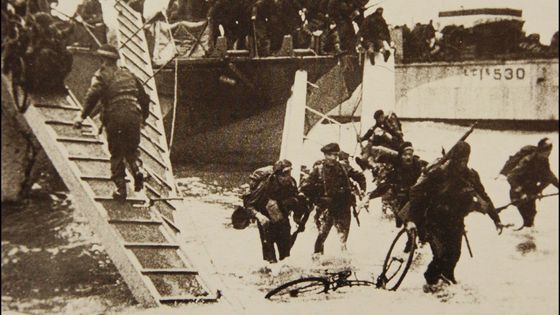 Débarquement du 1er bataillon de fusiliers marins commandos à Sword Beach le 6 juin 1944 ©Getty - Xavier ROSSI