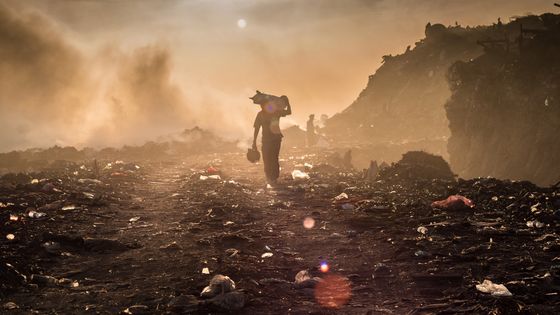 Un homme marche dans une décharge à ciel ouvert. Ce mode de "gestion" des déchets est une source incontestable de pollution l’environnementale. Est-il possible de recycler intégralement nos déchets pour en finir avec la pollution et le gaspillage? ©Getty - Ahmed Areef / EyeEm