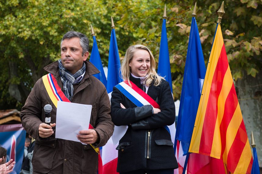 Marion Marechal Le Pen et Herve de Lepinau à La Tour d(Aigues dans le Vaucluse lors d'une manifestations contre l'accueil des migrantsen 2016