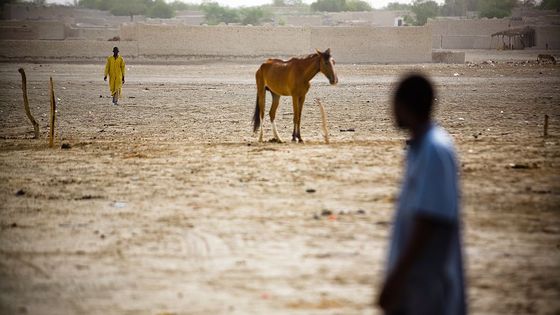 2007 : Des hommes marchant dans un désert de Centre Afrique, autour du lac Chad, actuellement en voie d’évaporation totale. ©Getty - Jeff Hutchens