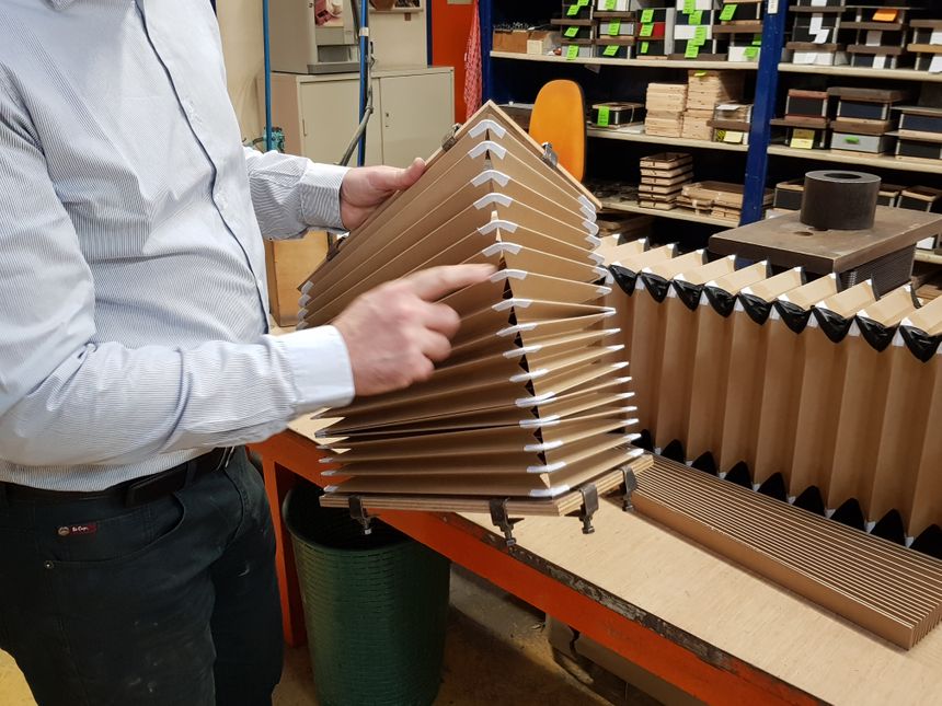 La finition du soufflet de l'accordéon : une pièce importante pour la qualité du son ! - Radio France