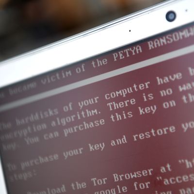 Cyber-attaque : un message demandant de l'argent sur un ordinateur piraté par un virus connu sous le nom de Petya. La cyber-attaque Ransomware Petya a touché des ordinateurs d'entreprises russes et ukrainiennes le 27 juin 2017.