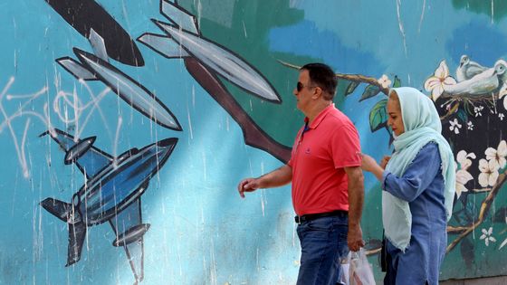 Fresque guerrière "classique" sur les murs de l’ancienne ambassade des États-Unis à Téhéran. Bientôt une fresque sur la cyberguerre ? ©AFP - ATTA KENARE / afp