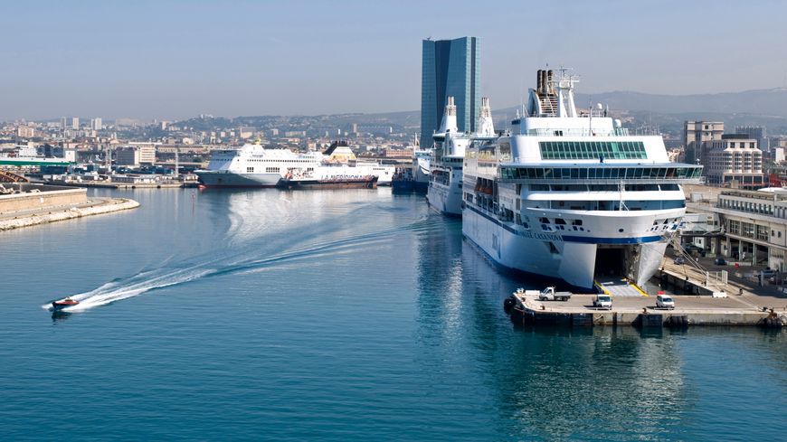 Le port de Marseille est le huitième port européen le plus pollué par les oxydes de soufre, selon l'ONG Transport & Environment.
