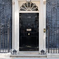 Qui pour remplacer Theresa May au 10 Downing street, résidence du Premier ministre britannique ?