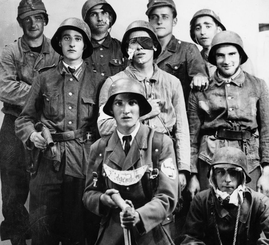 Voici quelques membres de la 2e division SS Das Reich qui ont participé au massacre d'Oradour sur Glane le 10 juin 1944. Division composée de Waffen SS volontaires et de "Volksdeutsche".•