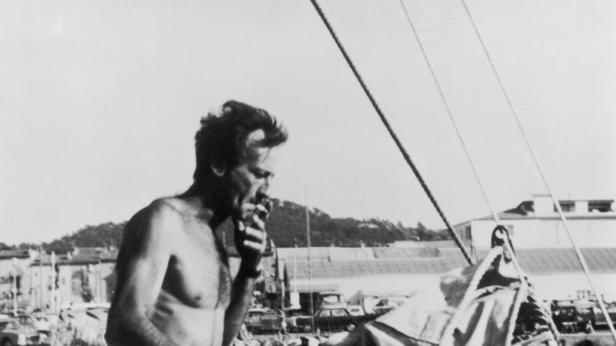Le navigateur Bernard Moitessier sur son bateau le "Joshua", au large des côtes brésiliennes, le 10 mars 1969