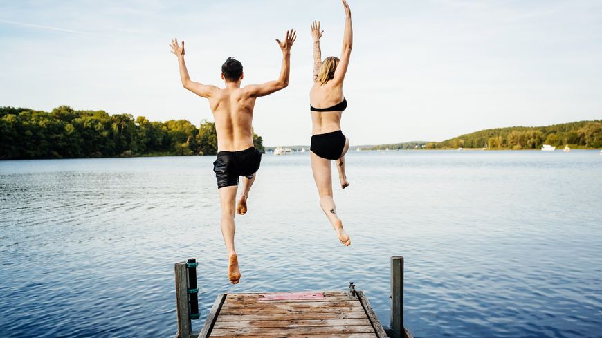 Un couple faisant le grand saut